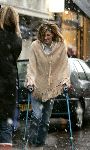 Amsterdam 24 januari 2005
Danielle Overgaag met krukken op pc hooftstraat
