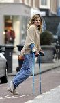 Amsterdam 24 januari 2005
Danielle Overgaag met krukken op pc hooftstraat.