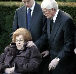 Hoogeveen 13 januari 2005
Begrafenis vrouw Hans Wiegel. Hans Wiegel met kinderen en schoonmoeder