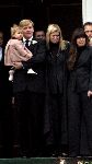 Soestdijk 5 december 2004
Prins Bernhard wordt vanaf  Paleis Soestdijk naar paleis Noordeinde gebracht.Prinses Maxima huilend