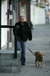 Amsterdam 23 januari 2005
Paul de Leeuw met gebroken arm hond uitlaten.