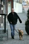 Amsterdam 23 januari 2005
Paul de Leeuw met gebroken arm hond uitlaten.