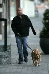 Amsterdam 23 januari 2005
Paul de Leeuw met gebroken arm hond uitlaten.