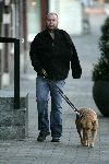 Amsterdam 23 januari 2005
Paul de Leeuw met gebroken arm hond uitlaten.