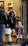msterdam 9 januari 2005
Prinses Marilene winkelen in de uitverkoop op pc hooftstrat samen met Anna.