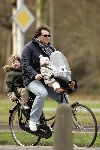 Amsterdam 23 januari 2005
Reinout Oerlemans met kinderen op fiets