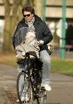 Amsterdam 23 januari 2005
Reinout Oerlemans met kinderen op fiets
