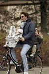 Amsterdam 23 januari 2005
Reinout Oerlemans met kinderen op fiets