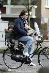 Amsterdam 23 januari 2005
Reinout Oerlemans met kinderen op fiets