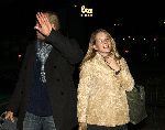 Amsterdam 14 januari 2006
Chantal Janzen met haar nieuwe vriend Roel Kyvelos na de opnames van idols
hand voor gezicht om te verbergen