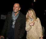 Amsterdam 14 januari 2006
Chantal Janzen met haar nieuwe vriend Roel Kyvelos na de opnames van idols