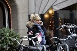 Amsterdam 24 december 2005
Connie Breukhoven met gsm op cornelis schuytstraat