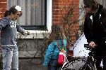 Amsterdam 14 januari 2006
Daphne Bunskoek is haar huis aan het verbouwen.
Wessel v Diepen en India komen op bezoek