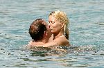 Curacao 5 januari 2006
Edwin Evers met zijn vriendin op vakantie op Curacao.kussend