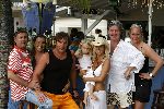 Curacao 6 januari 2006
Gerard Joling met Sylvana Borsasto en eigenaar Mambo(l) op curacao