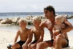 Curacao 6 januari 2006
Gerard Joling met jeugdige fans op vakantie op curacao