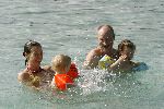 Curacao 7 januari 2006
Henk Poort en Marjolein Keunig en hun dochters  in zee bij Zanzibar