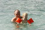 Curacao 7 januari 2006
Henk Poort en Marjolein Keunig en hun dochters  in zee bij Zanzibar