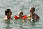 Curacao 7 januari 2006
Henk Poort en Marjolein Keunig en hun dochters  in zee bij Zanzibar