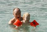 Curacao 7 januari 2006
Henk Poort en Marjolein Keunig en hun dochters  in zee bij Zanzibar