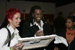 Hilversum, 7 Januari 2006 Studio 22
2e Finaleronde Idols 2006
I Jay Idols met zijn vrouw deelt handtekening uit