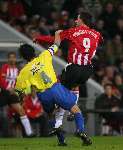 Eindhoven, 20 Januari 2006
Kompetitiewedstrijd Seizoen 2005/2006 
PSV-RKC Waalwijk eindstand 2-0
jan Vennegoor of Hesselink in kopduel met Virgillio Teixeira
© Foto Bart Bel