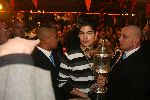 Vlijmen, 16 Januari 2006 Huldiging Darts Lakeside-kampioen
Jelle Klaasen met de beker en met een zestal security mensen om zich heen