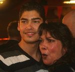 Vlijmen, 16 Januari 2006 Huldiging Darts Lakeside-kampioen
Jelle Klaasen met zijn moeder