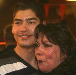 Vlijmen, 16 Januari 2006 Huldiging Darts Lakeside-kampioen
Jelle Klaassen met zijn moeder