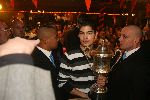 Vlijmen, 16 Januari 2006 Huldiging Darts Lakeside-kampioen
Jelle Klaassen met de beker en met een zestal security mensen om zich heen