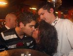 Vlijmen, 16 Januari 2006 Huldiging Darts Lakeside-kampioen
Jelle Klaassen met zijn broer en moeder kussend