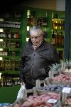Amsterdam 10 januari 2006
Louis v Dijk doet boodschappen  op Cornelis schuytstraat