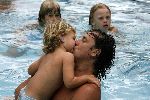 Curacao 6 januari 2006
Marco Borsato met Leontien Jada Senna en Luca op vakantie op curacao.kussend