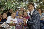 Hilversum, 16 augustus 1990
Marco Borsato, enkele dagen nadat hij de Playbackshow bij Henny Huisman heeft gewonnen deelt handtekeningen uit aan jonge fans