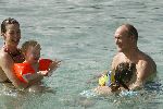 Curacao 7 januari 2006
Henk Poort en Marjolein Keunig en hun dochters  in zee bij Zanzibar