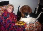 Amsterdam 1997 Miep Brons met enkele van haar katten