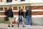 Amsterdam 10 maart 2003
Phillip Cocu shoppen met vriendin.
Cocu is de rest van het voetbalseizoen uitgeschakeld wegens een knieblessure