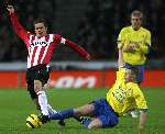 Eindhoven, 20 Januari 2006
Kompetitiewedstrijd Seizoen 2005/2006 
PSV-RKC Waalwijk eindstand 2-0
Phillip Cocu wordt getackled
© Foto Bart Bel