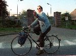 Nijmegen, 3 Mei 1995
Prinses Martha louise van Noorwegen  op de fiets naar de universiteit steekt haar middelvinger op.
