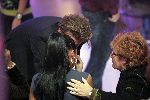 Hilversum, 7 Januari 2006 Studio 22
2e Finaleronde Idols 2006
Raffaela Idols wordt getroost door Henkjan smits nadat hij zeer kritisch was geweest met zijn oordeel over haar optreden