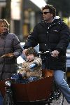 Amsterdam 14 januari 2006
Reinout Oerlemans met Thijmen in bakfiets op de cornelis schuytstraat