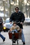 Amsterdam 14 januari 2006
Reinout Oerlemans met Thijmen in bakfiets op de cornelis schuytstraat