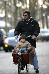 Amsterdam 14 januari 2006
Reinout Oerlemans met Thijmen in bakfiets op de cornelis schuytstraat