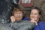 Rick v d Linden, organist en componist van de syfonische rockband EKSEPTION. Hij bewerkte klassieke muziek van o.a.Beethoven en Bach tot popmuziek
Overleden: 22 Januari 2006
Hier op de foto samen met zijn vrouw