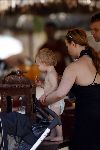 Curacao 7 januari 2006
Trijntje Oosterhuis op vakantie met haar man Sander en zoontje.