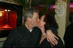 Amsterdam 14 januari 2003
Premiere van eten met vrienden 
Huub Stapel zijn vrouw kussend