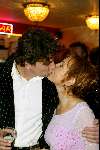Amsterdam 14 januari 2003
Premiere van eten met vrienden 
Mark Klein Essink met zijn vrouw Caroline v d Berg kussend
