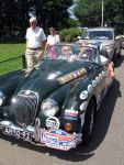 Oisterwijk, 15 Juli 2006
Eerste dag Classic Car Rally Amsterdam-Beijing
1e stop om afscheid te nemen van familie en vriendin bij Rosep
Hans Eilers met Dorrie Eilers in hun Jaguar XK 150 uit 1960