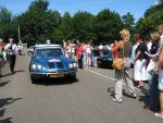 Oisterwijk, 15 Juli 2006
Eerste dag Classic Car Rally Amsterdam-Beijing
1e stop om afscheid te nemen van familie en vriendin bij Rosep
Dono Hardjowisastro met zijn man Henk Eijsbouts in hun Citroen Ds 23 uit het jaar 1975 verlaten het terrein