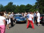 Oisterwijk, 15 Juli 2006
Eerste dag Classic Car Rally Amsterdam-Beijing
1e stop om afscheid te nemen van familie en vriendin bij Rosep
Dono Hardjowisastro met zijn man Henk Eijsbouts in hun Citroen Ds 23 uit het jaar 1975 verlaten het terrein